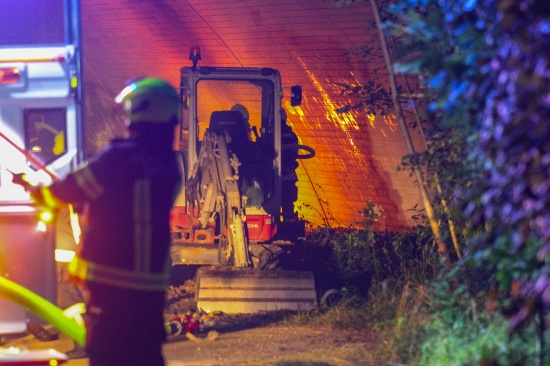 Brand eines Vibrationsstampfers unter einer Autobahnbrcke in Sattledt