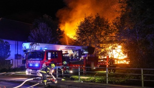 Grobrand: 13 Feuerwehren bei Brand eines alten Sgewerks im Ortszentrum von Sipbachzell im Einsatz