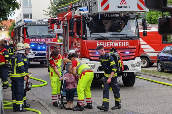 Groeinsatz von Feuerwehr und Rettungsdienst bei Wohnungsbrand in einer Wohnanlage in Eferding