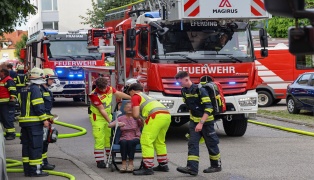 Groeinsatz von Feuerwehr und Rettungsdienst bei Wohnungsbrand in einer Wohnanlage in Eferding
