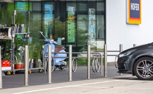 Personenrettung in Vorchdorf: Kind auf Parkplatz vor Geschft mit Fu in Fahrradstnder eingeklemmt