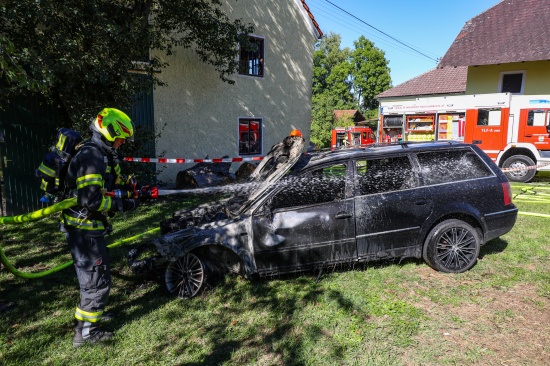 Acht Feuerwehren bei PKW-Brand in einem Nebengebude in Taufkirchen an der Trattnach im Einsatz
