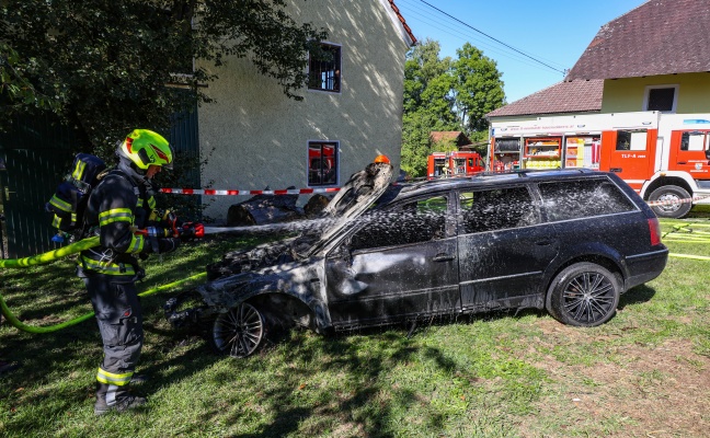 Acht Feuerwehren bei PKW-Brand in einem Nebengebude in Taufkirchen an der Trattnach im Einsatz