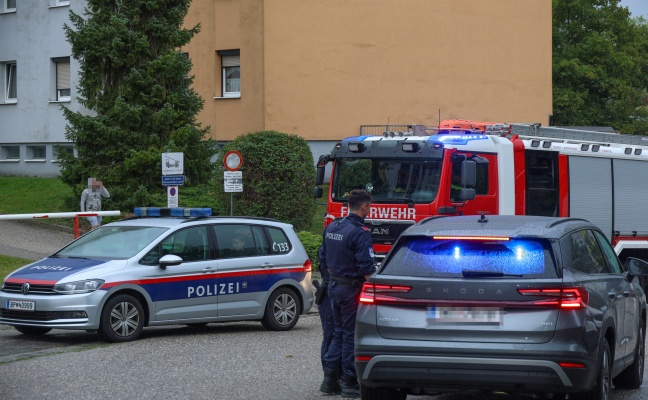 Einsatzkrfte von Feuerwehr und Polizei bei Brandverdacht in Wels-Vogelweide im Einsatz