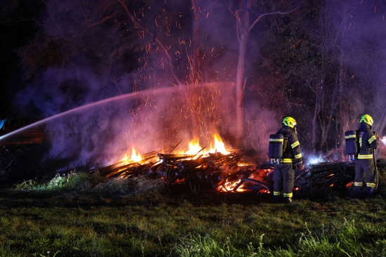Brand eines Holzstoes an einer Baumzeile in Steinhaus sorgt fr Einsatz zweier Feuerwehren
