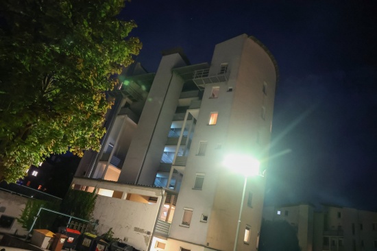 Feuerwehr bei Brandverdacht in einem Mehrparteienwohnhaus in Wels-Lichtenegg im Einsatz