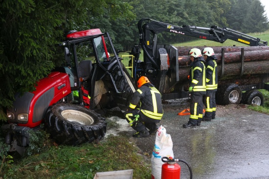 Schwerer Traktorunfall: Traktor mitsamt Holzrckewagen in Kirchham gegen Waldrand geprallt
