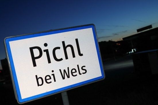 Einsatzkrfte der Feuerwehr zu eingeschlossener Person in einem Fahrzeug in Pichl bei Wels alarmiert