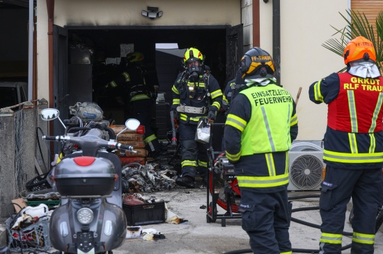 Einsatzkrfte bei Brand in einer Garage in Traun im Einsatz