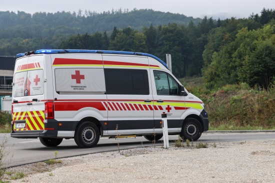 Personenrettung in Pinsdorf: Arbeiter bei Sanierungsarbeiten nach Brand in Auffangbecken gestrzt