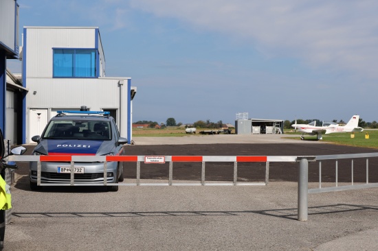 Flugunfall: Leichtflugzeug am Flugplatz in Hofkirchen im Traunkreis ber Landebahn hinaus gerollt