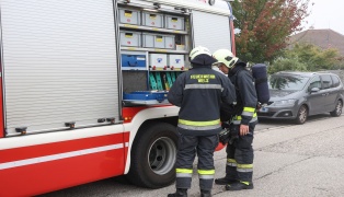 Brandverdacht: Defekte Leuchte sorgte fr Einsatz der Feuerwehr in einem Wohnhaus in Wels-Puchberg