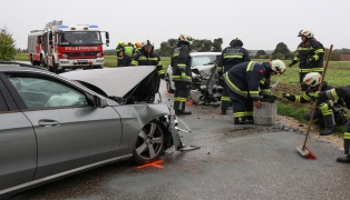 Frontalcrash in Weikirchen an der Traun fordert mehrere teils Schwerverletzte