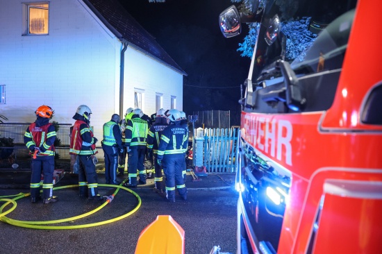 Kellerbrand: Drei Feuerwehren bei nchtlichem Brand in einem Wohnhaus in Leonding im Einsatz