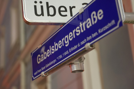 Absturzgefahr: Personenrettungseinsatz bei Wohn- und Geschftsgebude in Wels-Neustadt