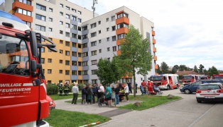 Alarmstufe 4: Groeinsatz bei Kellerbrand in einem Seniorenwohnhaus in Wels-Pernau