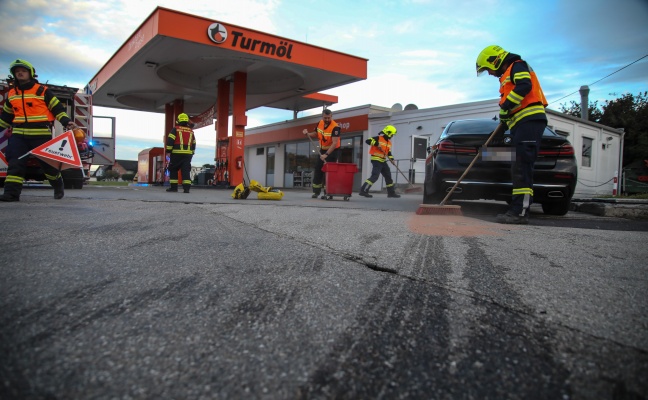 Einsatzkrfte nach Dieselaustritt aus einem PKW in Marchtrenk im Einsatz