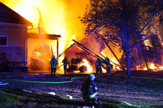 16 Feuerwehren bei Grobrand eines landwirtschaftlichen Gebudes in Aurach am Hongar im Einsatz