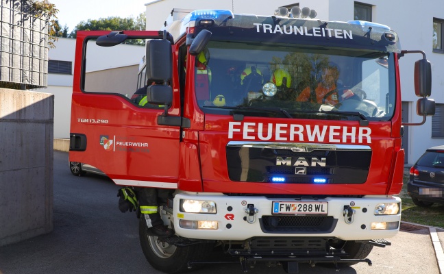 Feuerwehr bei Brandnachschau in Kche eines Mehrparteienwohnhauses in Steinhaus im Einsatz