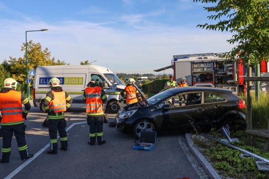 Personenrettung nach schwerem Crash zwischen Kleintransporter und PKW in Wels-Vogelweide