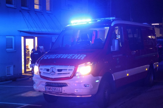Totmannwarner ausgelst: Einsatzkrfte zu Personenrettung bei einem Unternehmen in Pasching gerufen