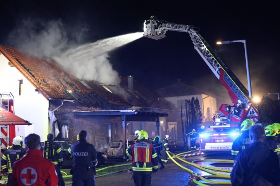 Brand einer Doppelhaushlfte in Enns nach anfnglichem Fahrzeugbrand in einem Carport