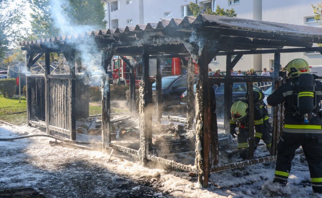 Vollbrand einer Mllinsel: Fassade sowie vier PKW bei grerem Brand in Wels-Neustadt beschdigt