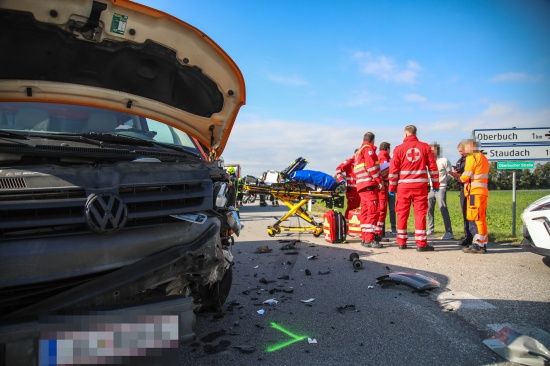 Crash zwischen PKW, Sportwagen und Pritschenwagen in Oftering fordert drei Verletzte