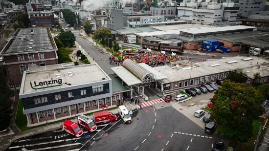 Stellenabbau: Kundgebung gegen Streichung von 600 Jobs bei Faserhersteller in Lenzing an der Ager