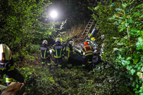 Personenrettung: Auto bei Unfall in Traunkirchen ber steilen Abhang in Bachbett abgestrzt