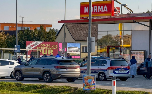 Lebensmittel gestohlen: Passanten stoppten Flchtigen nach ruberischem Diebstahl in Wels-Pernau