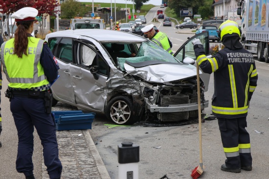 Crash zwischen PKW und LKW-Sattelzug bei Abbiegemanver in Tumeltsham fordert einen Verletzten
