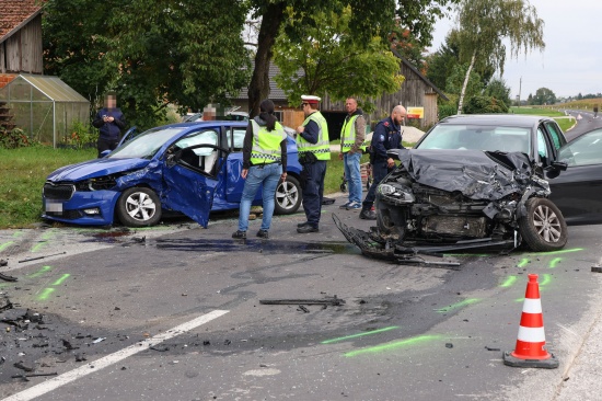 Kreuzungskollision zwischen zwei Autos in Eberstalzell fordert zwei Verletzte