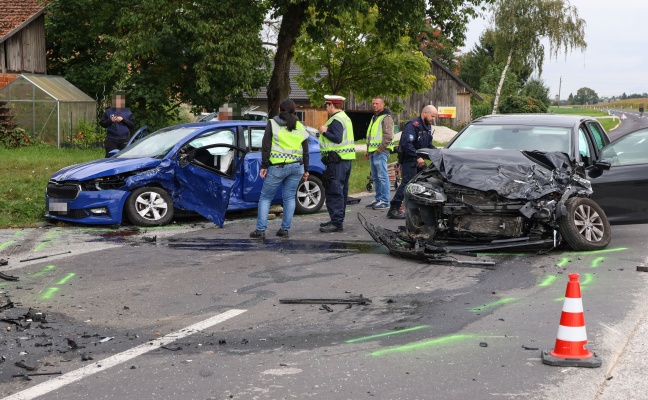 Kreuzungskollision zwischen zwei Autos in Eberstalzell fordert zwei Verletzte