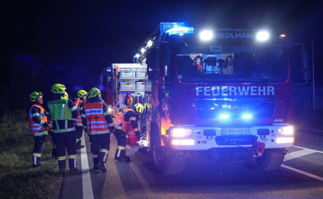 Auto bei Verkehrsunfall auf Wiener Strae in Redlham in den Struchern gelandet