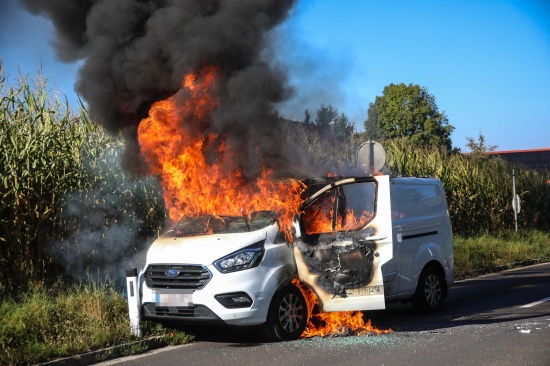Gasflaschen geladen: Drei Feuerwehren lschten in Vollbrand stehenden Kleintransporter in Marchtrenk