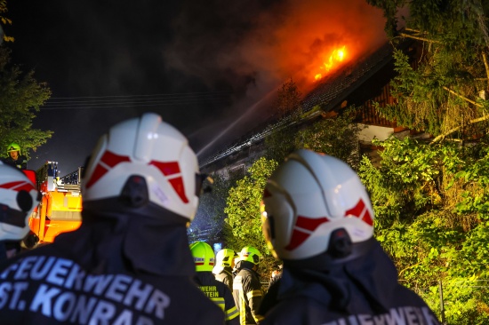 Groeinsatz: Neun Feuerwehren bei Brand eines Wohngebudes in Grnau im Almtal im Einsatz