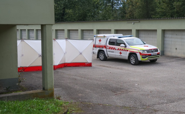 Tdlicher Unfall: Mann in Lenzing an der Ager bei Arbeiten an PKW von Auto erdrckt