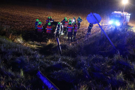 Verkehrsunfall ohne Lenker: PKW auf Pyhrnpass Strae in Thalheim bei Wels von Fahrbahn abgekommen