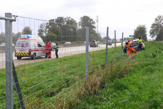 Totalsperre: Notarzthubschrauber nach Verkehrsunfall auf Westautobahn in Eberstalzell im Einsatz