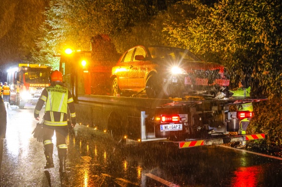 Aufrumarbeiten bei nchtlichem Verkehrsunfall in Thalheim bei Wels