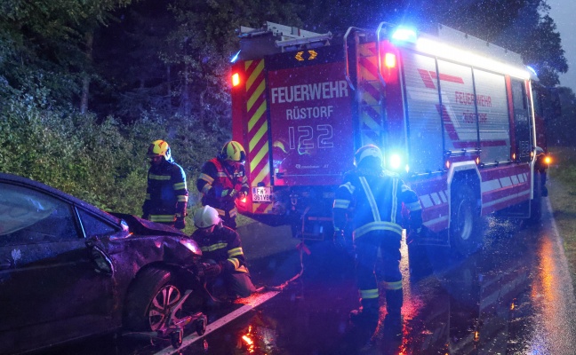 Einsatzkrfte dreier Feuerwehren zu Personenrettung nach Verkehrsunfall bei Desselbrunn alarmiert