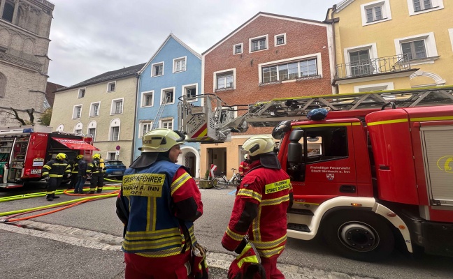 Fnf Feuerwehren bei Kchenbrand in einem Wohn- und Geschftsgebude in Braunau am Inn im Einsatz