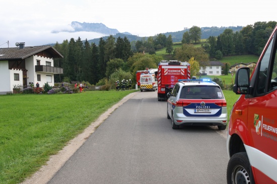 Einsatzkrfte zweier Feuerwehren bei Kchenbrand in einem Wohnhaus in Gschwandt im Einsatz