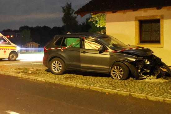 Auto verunfallt: Einsatzkrfte dreier Feuerwehren zu Personenrettung nach Kallham alarmiert