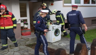 Einsatzkrfte bei Brand einer Waschmaschine in einem Einfamilienhaus in Wels-Lichtenegg im Einsatz