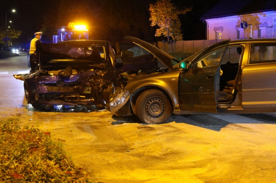 Heftiger Crash zwischen zwei PKW in einem Kreuzungsbereich in Wels-Lichtenegg