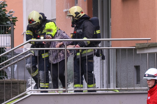 Fnf Verletzte bei ausgedehntem Wohnungsbrand samt Explosion in einer Wohnanlage in Wels-Neustadt