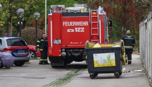 Beginnender Brand eines Mllcontainers im Mllraum einer Wohnanlage in Wels-Vogelweide