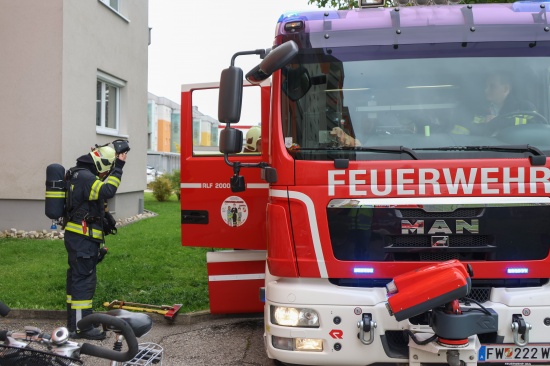 Kleinbrand in einem Lichtschacht bei einer Wohnanlage in Wels-Neustadt mit Kbel Wasser gelscht